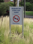 901931 Afbeelding van het bord 'Bedankt dat u hier niet rookt', in het plantsoen op het voorterrein van het ...